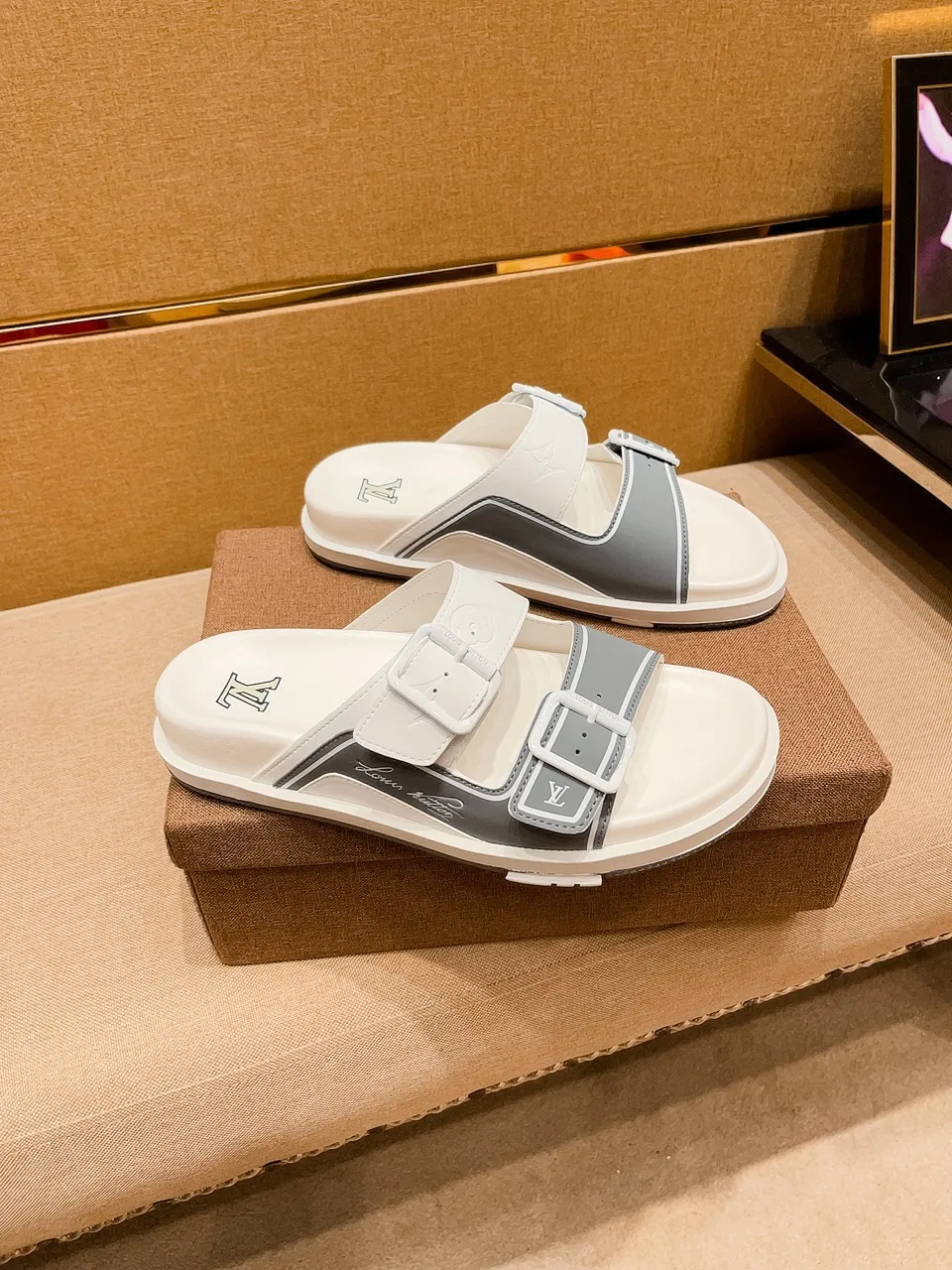 Men's shoes 💰 380 💰 New model on the market 🔥 [LV 🔥 Slippers] High-end 1:1 mold customization of first-layer cowhide, original upgraded version of the outsole, lighter and non-slip. The market's top quality, fashionable and trendy, versatile and popular, simple yet tasteful, a must-have for fashionistas, exuding a fashionable and casual atmosphere, fashion is at your feet, full of confidence, the same style at the counter 👍The season of spring and summer slippers is here, they are super beautiful to wear, 38-44, multiple colors available🔥